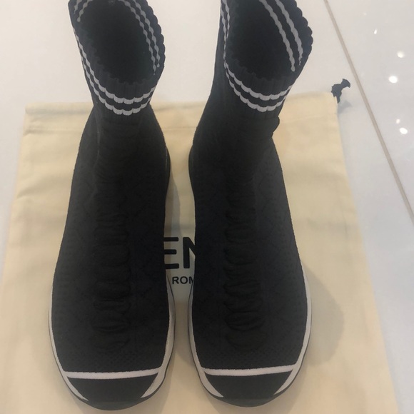 Black and white Fendy sock sneakers - Picture 2 of 8